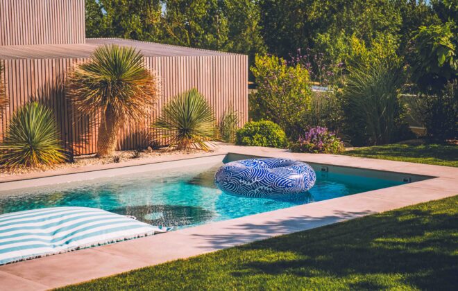 Autour de la piscine amenagement jardin – Rokaï Paysagiste Vendée