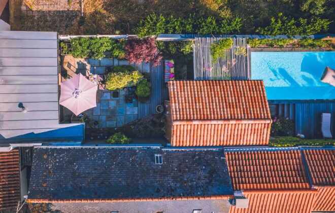 Autour de la piscine amenagement jardin – Rokaï Paysagiste Vendée